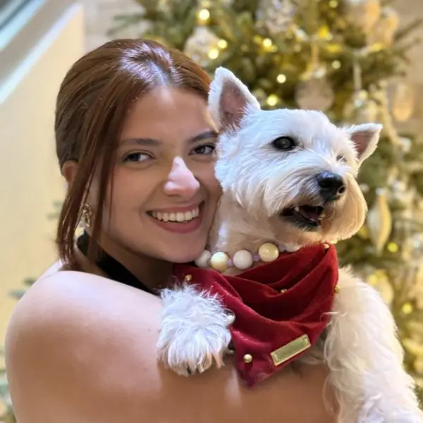 Cuidadora abrazando a un perro feliz durante una visita de Happy Paws